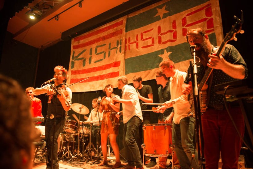 Big finish with The Ridges on stage for "Bright Whites"